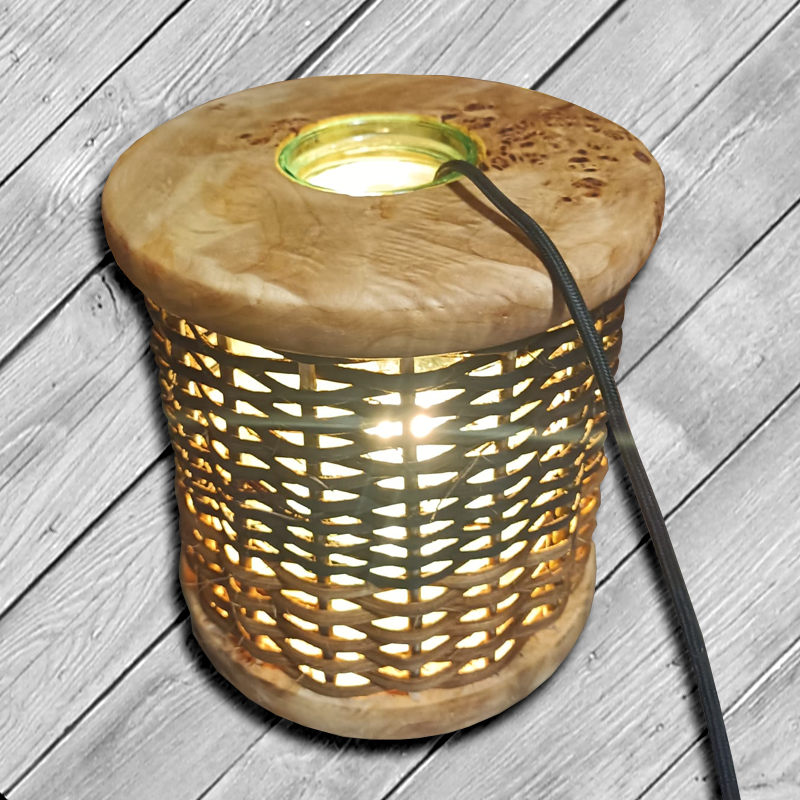 Lampe mit Holzgeflecht